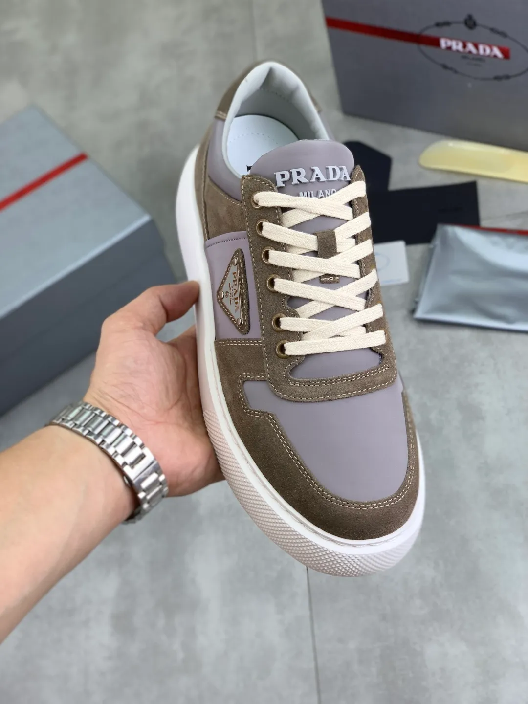 Men's shoes 💰P560💰 [New model] High version official website popular model is on the market, 🆘 Trendy brand (Prada) mainly promotes popular model, avant-garde and versatile fashionable men's shoes private version mold opening, cowhide surface splicing 1:1.. Stylish and simple, original imported cowhide lining cowhide feet; the atmosphere and personality are more fashionable, eye-catching and pursuing class. It will subvert the old idea and be a must-have for fashion trendsetters with you! Must keep it for yourself! Tall and comfortable, large and low, high-end quality workmanship. Code number: 38-44 5⃣️colors available.